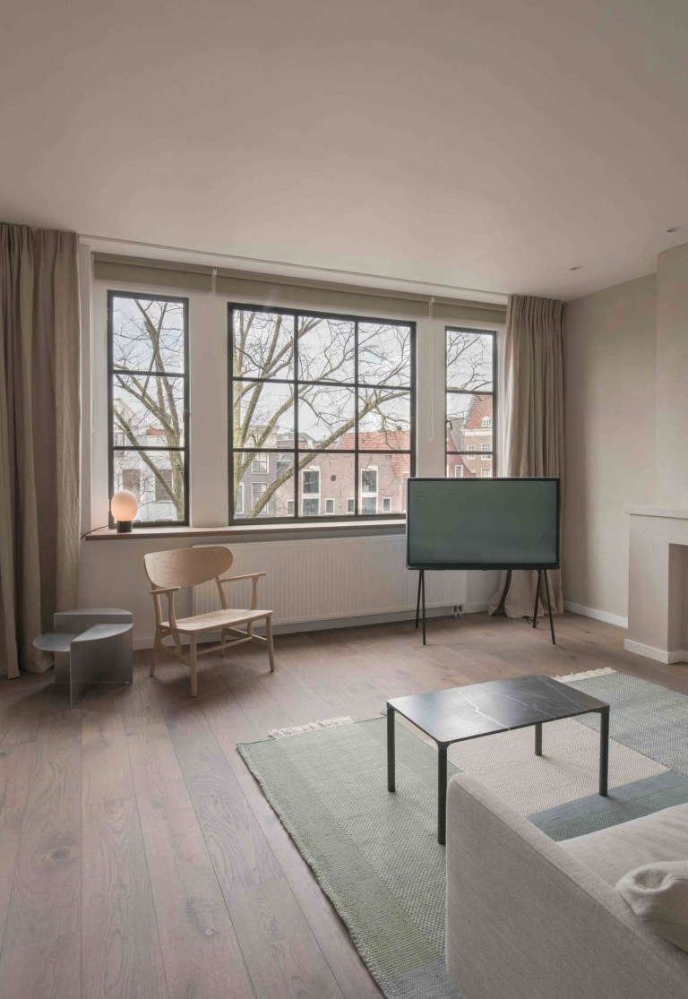 Wat zijn de top 4 raamdecoratie trends van dit jaar? Houten jaloezieën, elektrische rolgordijnen & meer