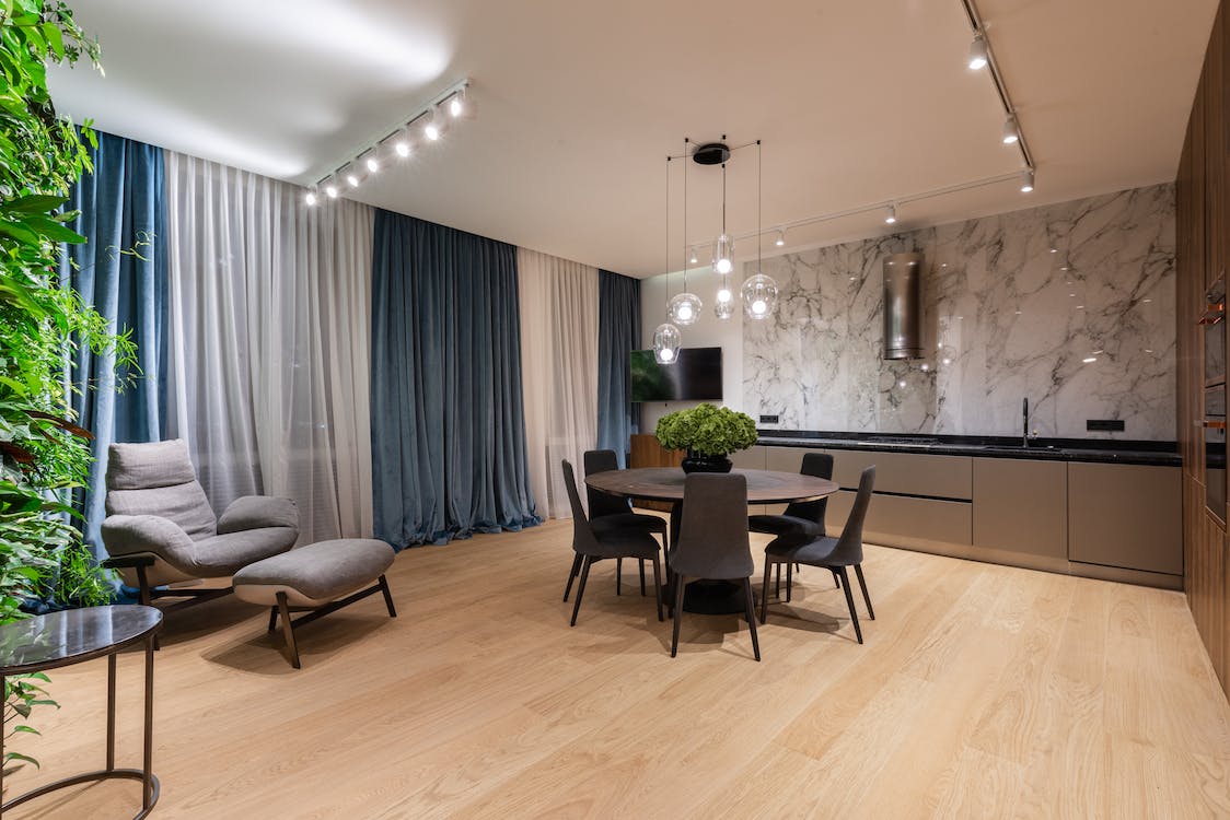 Wat zijn de top 4 nieuwste raambekleding trends voor in de woonkamer?