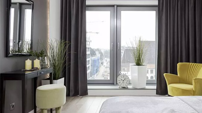 Raamdecoratie die een kleine slaapkamer groter en lichter laat lijken - Pax raamdecoratie