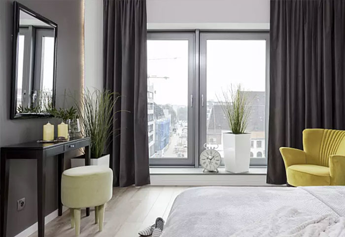 Raamdecoratie die een kleine slaapkamer groter en lichter laat lijken - Pax raamdecoratie