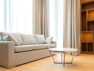 Raamdecoratie bij een raam die warmte vasthoudt en zorgt voor een rustige, comfortabele sfeer