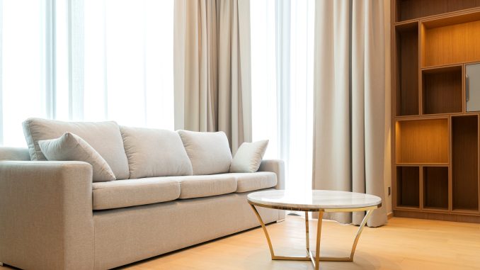 Raamdecoratie bij een raam die warmte vasthoudt en zorgt voor een rustige, comfortabele sfeer