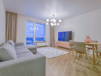 Openslaande deuren in de woonkamer: dit is passende raamdecoratie