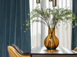 Rolgordijnen en overgordijnen gecombineerd voor een sfeervol interieur