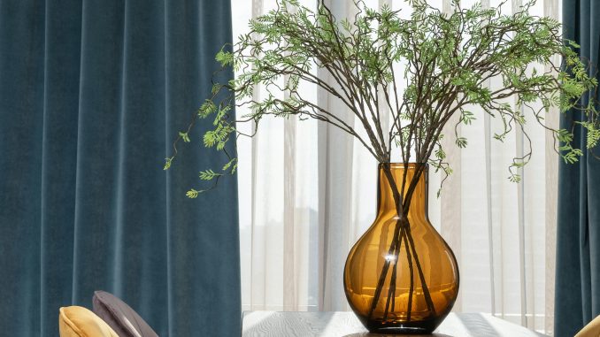 Rolgordijnen en overgordijnen gecombineerd voor een sfeervol interieur