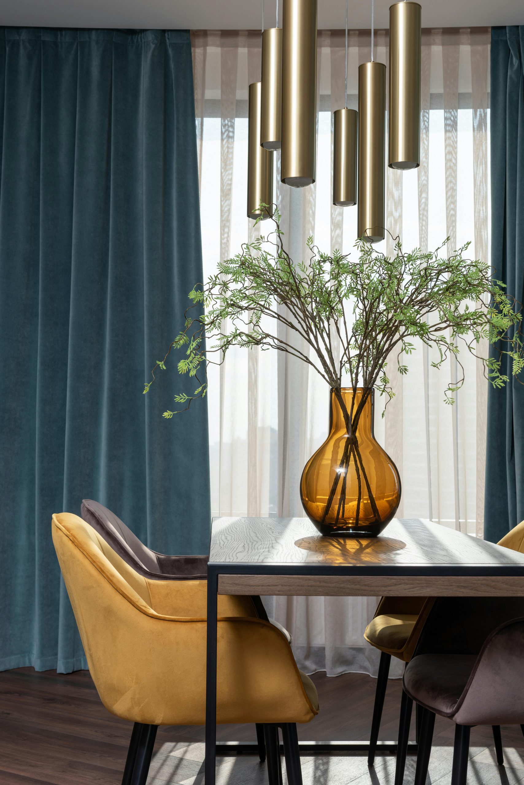 Rolgordijnen en overgordijnen gecombineerd voor een sfeervol interieur