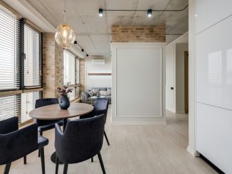 Houten en aluminium jaloezieën aan het raam met een rustige, stijlvolle uitstraling