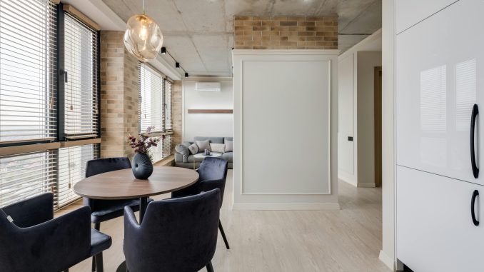 Houten en aluminium jaloezieën aan het raam met een rustige, stijlvolle uitstraling