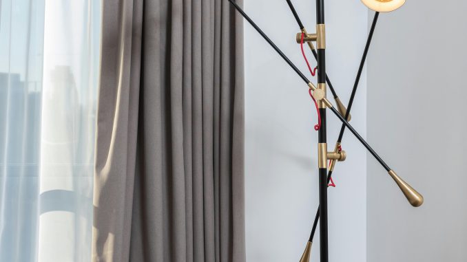 Plisségordijnen en rolgordijnen in een modern interieur met flexibele lichtregeling