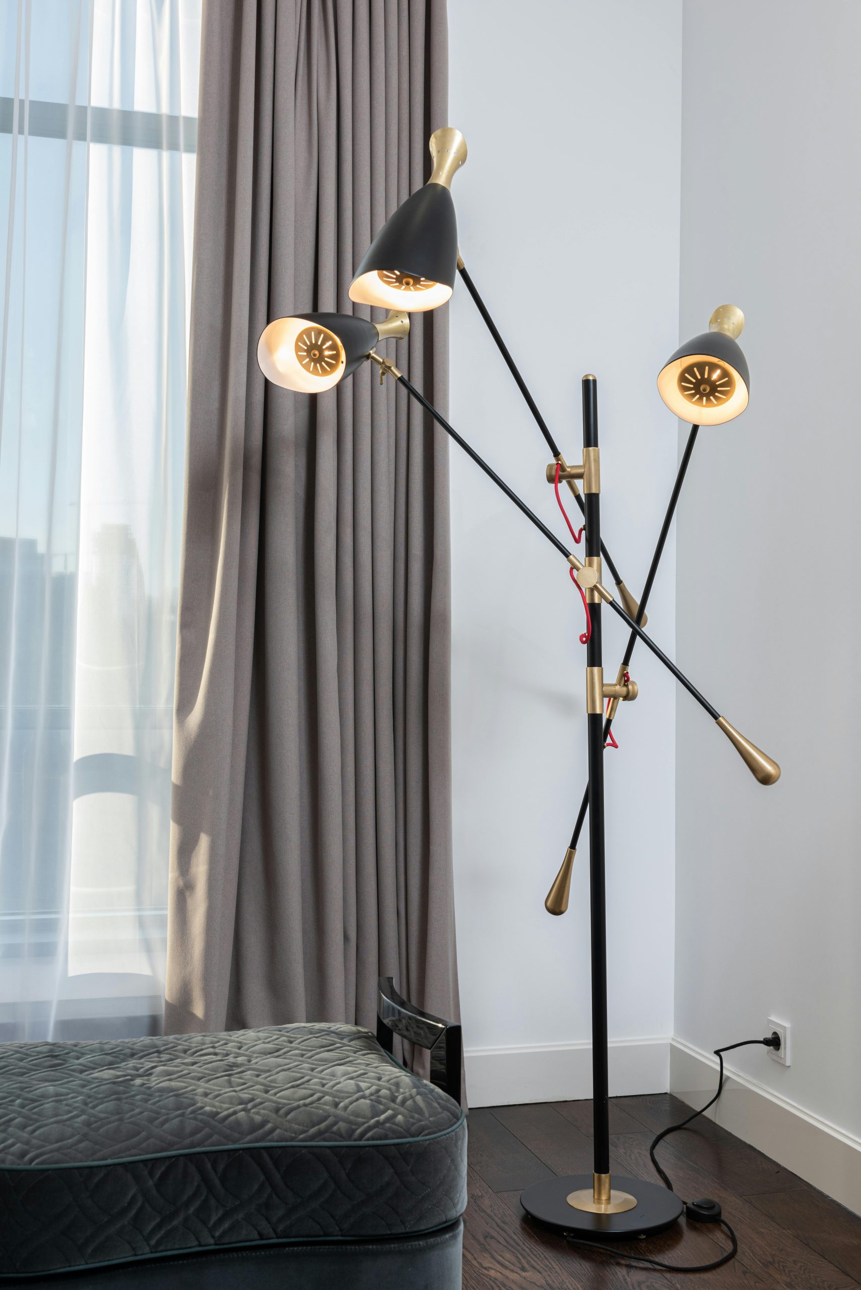 Plisségordijnen en rolgordijnen in een modern interieur met flexibele lichtregeling