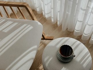 Raamdecoratie in natuurlijke tinten passend bij een landelijk interieur