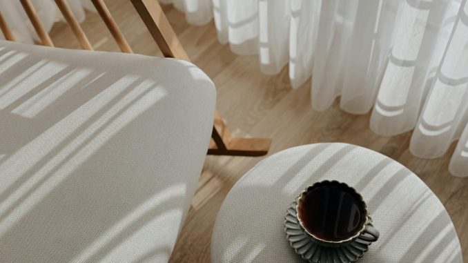 Raamdecoratie in natuurlijke tinten passend bij een landelijk interieur