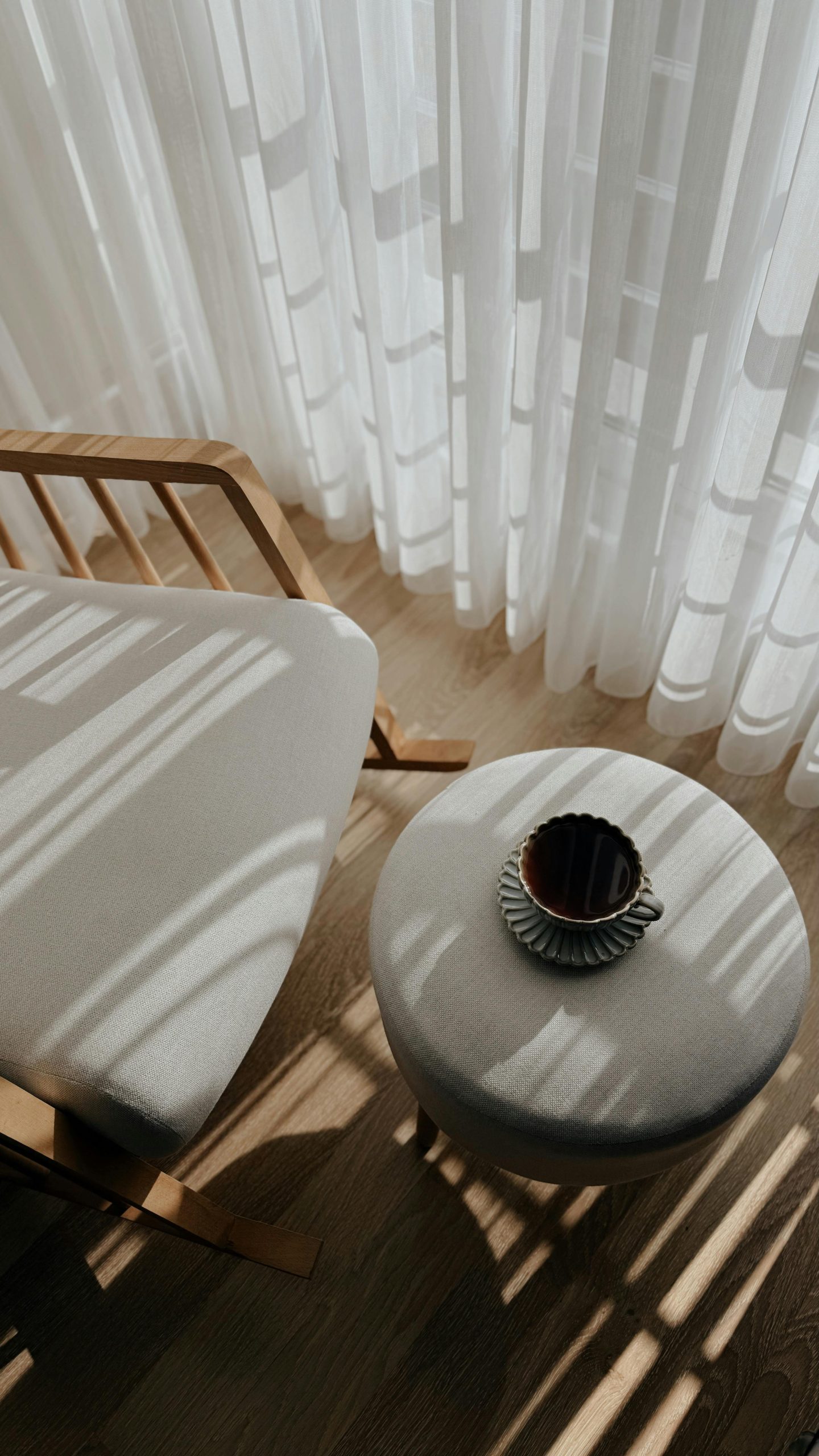 Raamdecoratie in natuurlijke tinten passend bij een landelijk interieur