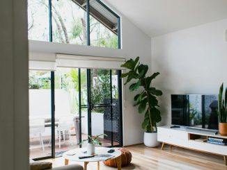 Brede rolgordijnen in een moderne open woonruimte met zacht gefilterd daglicht