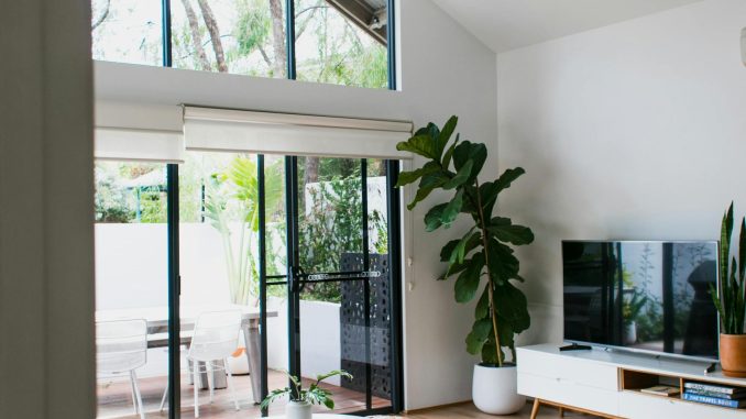 Brede rolgordijnen in een moderne open woonruimte met zacht gefilterd daglicht