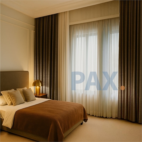Welke kleuren raamdecoratie maken een kamer groter?