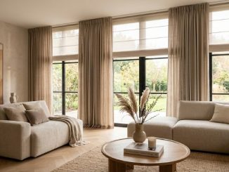 Vouwgordijnen met inbetweens, beige interieur woonkamer