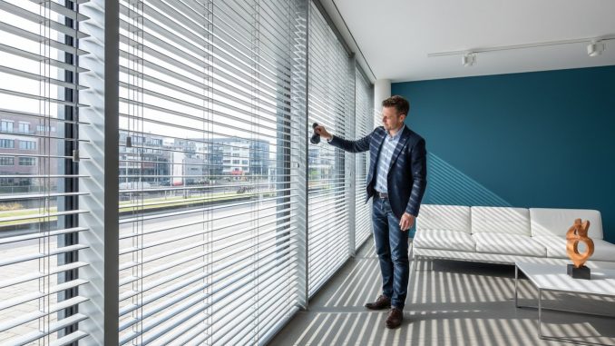 Onderhoudsarm, makkelijk reinigbaar en projectgeschikt: Duurzame raamdecoratie voor intensief gebruik