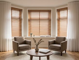 Erker, houten jaloezieen, inbetweens