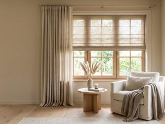 beige muren met mooie linnen gordijnen en vouwgordijnen