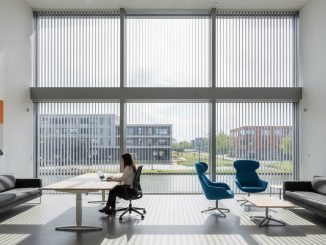Raamdecoratie voor hoge ramen in kantoor en bedrijfspand: De complete gids (2026)