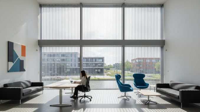Raamdecoratie voor hoge ramen in kantoor en bedrijfspand: De complete gids (2026)