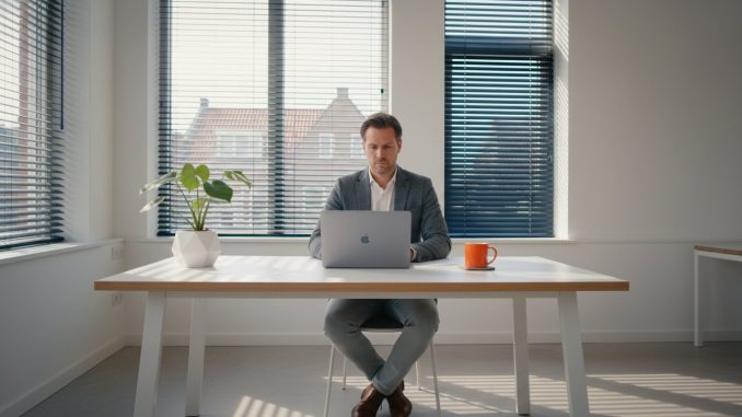 Zonlicht op scherm voorkomen: De beste raamdecoratie voor kantoor (2026)