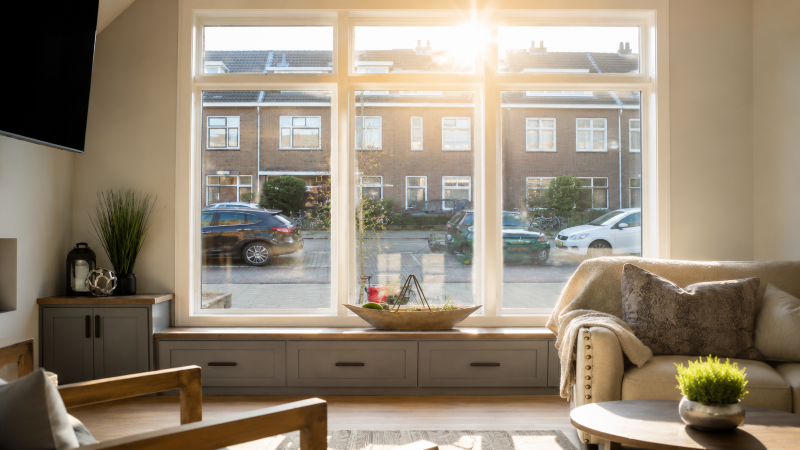 Inkijk En Vel Zonlicht In Woonkamer
