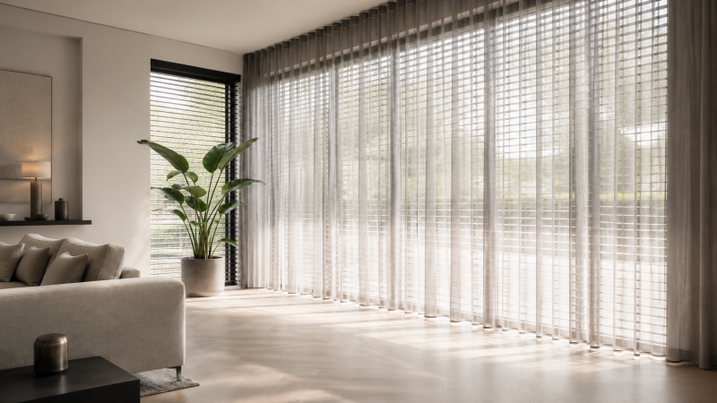 Grijze Vitrage Gecombineerd Met Zwarte Aluminium Jaloezieen