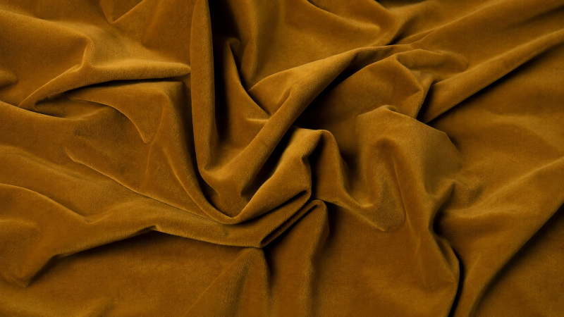 Velours gordijnen in een oker gele kleur