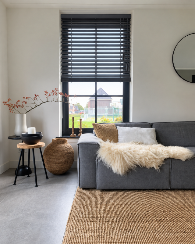 Houten Jaloezieen Zwart In Modern Interieur