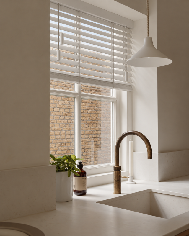 Witte Pvc Houten Jaloezieen In Een Moderne Keuken