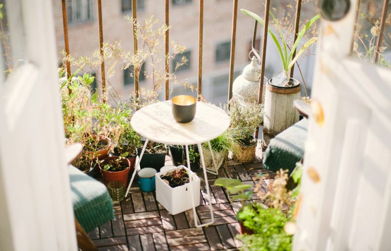 Hoe houd je je terras en veranda koel in de zomer