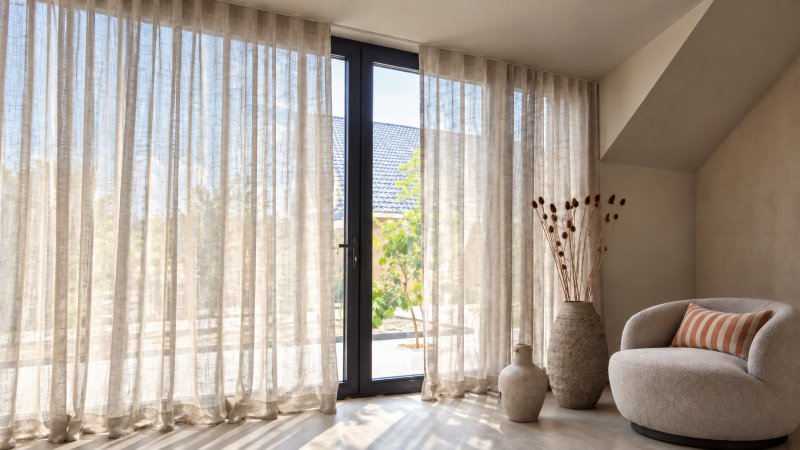 Automatische gordijnrails in huis: luxe met één druk op de knop